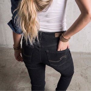Signature Levi Strauss & Co Skinny Jeans Black Studded Pocket Mid Rise Size 16SC